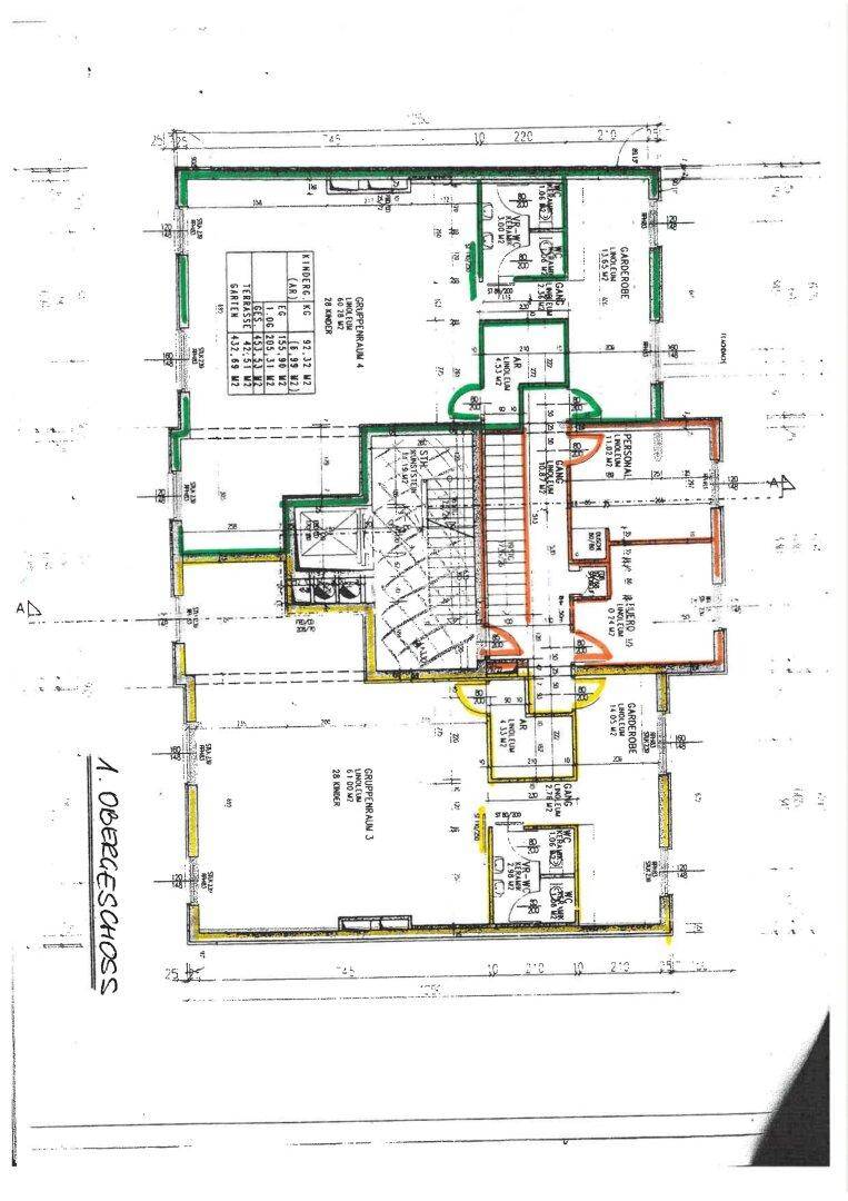 Detaillierter Grundriss des Obergeschosses mit verschiedenen Räumen und Abmessungen.