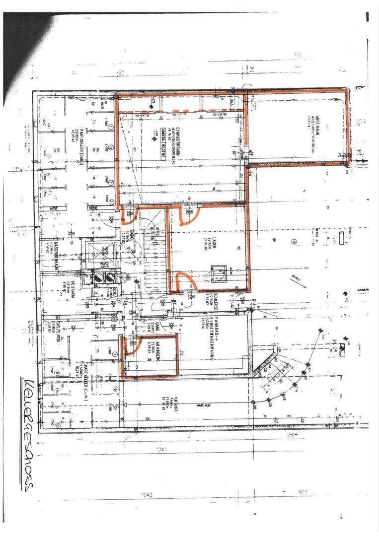 Grundriss des Kellergeschosses mit Lagerbereichen und technischen Räumen.