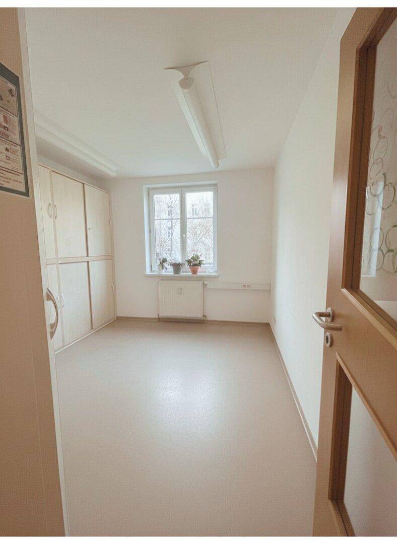 Heller Raum mit einem Fenster, Einbauschränken und funktionalem Bodenbelag, ideal als Büro oder Lager.