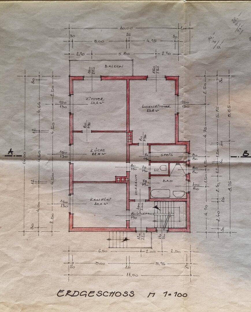 Grundriss des Erdgeschosses mit Zimmern, Küche, Bad und Balkon, maßstabsgetreu dargestellt.