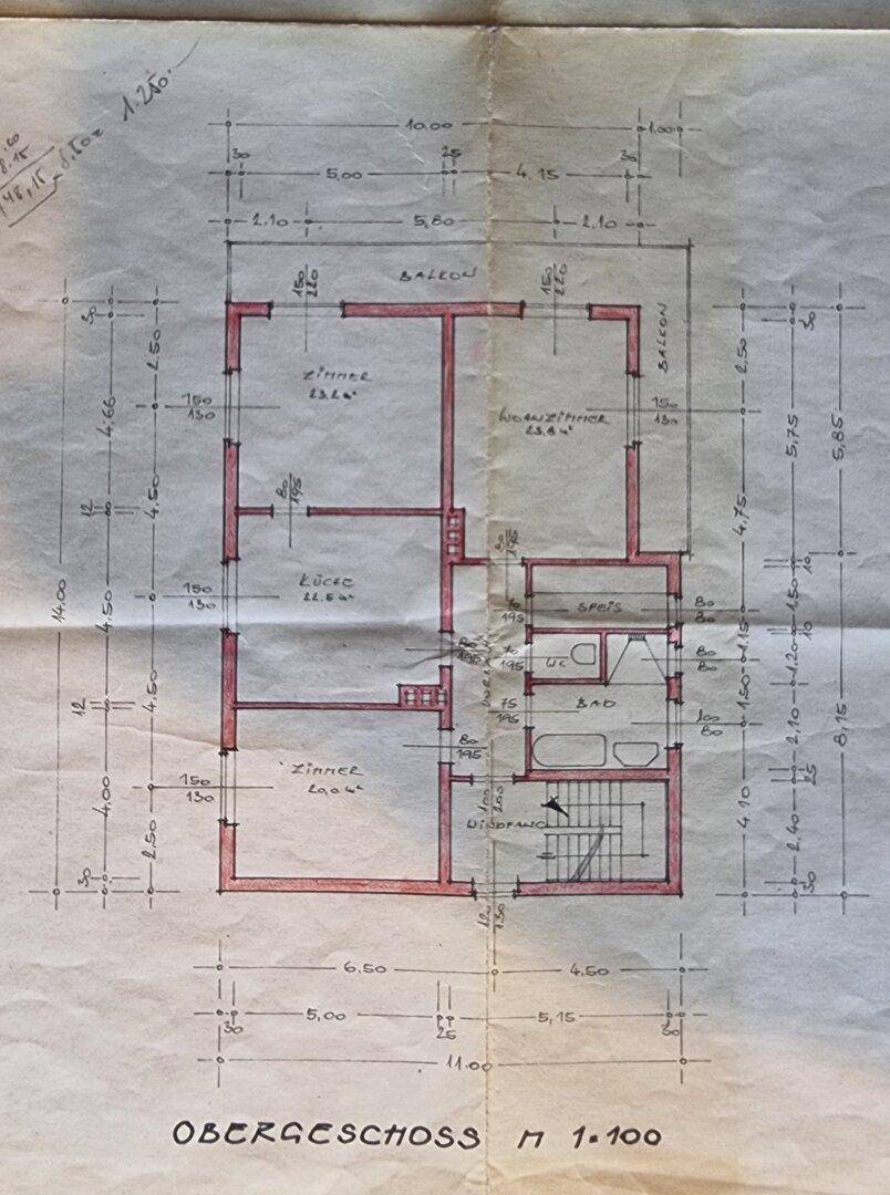 Grundriss des Obergeschosses mit Zimmern, Wohnzimmer, Bad und Balkon, detailliert gezeichnet.