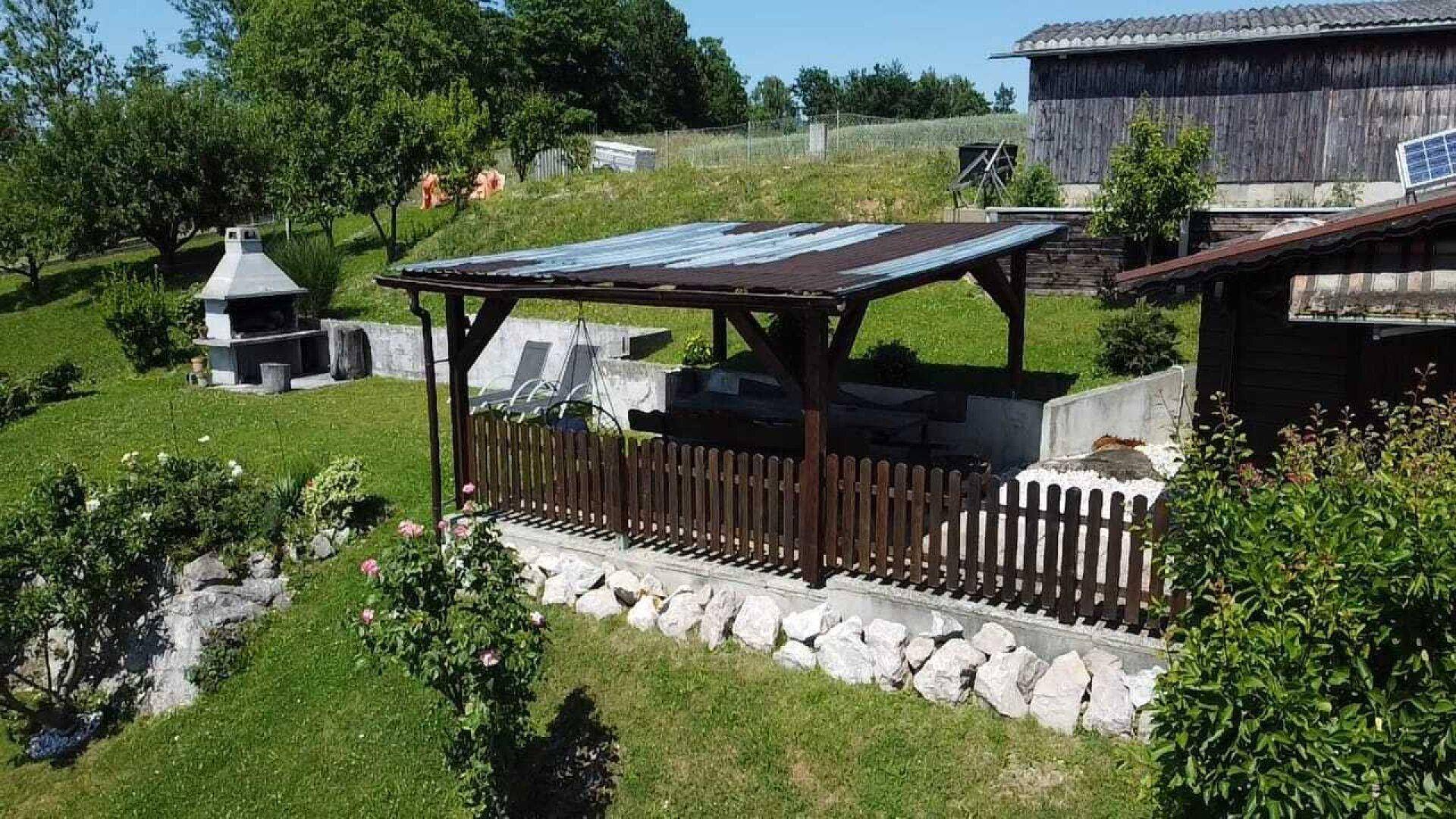 Kompagnon Immobilien Gartenhaus und Grillplatz