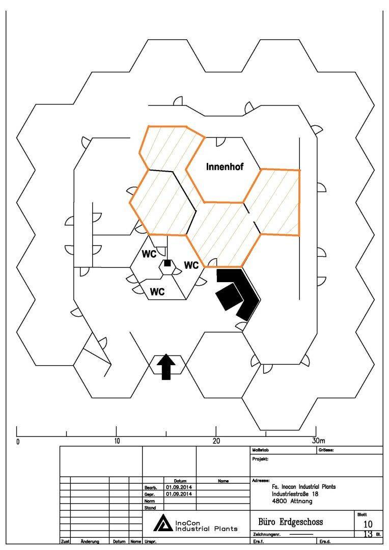 Grundriss des Erdgeschosses mit einem Innenhof und mehreren Toilettenbereichen.