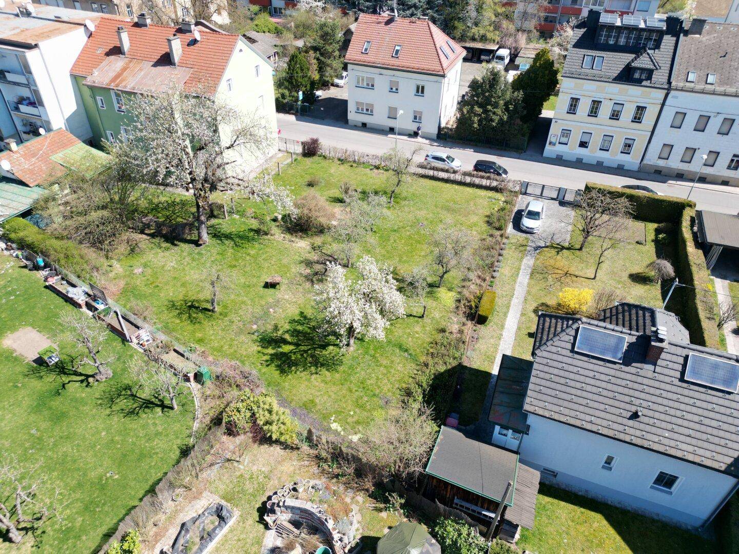 Vogelperspektive des Grundstücks mit angrenzenden Gärten und Wohnhäusern in der Nachbarschaft.