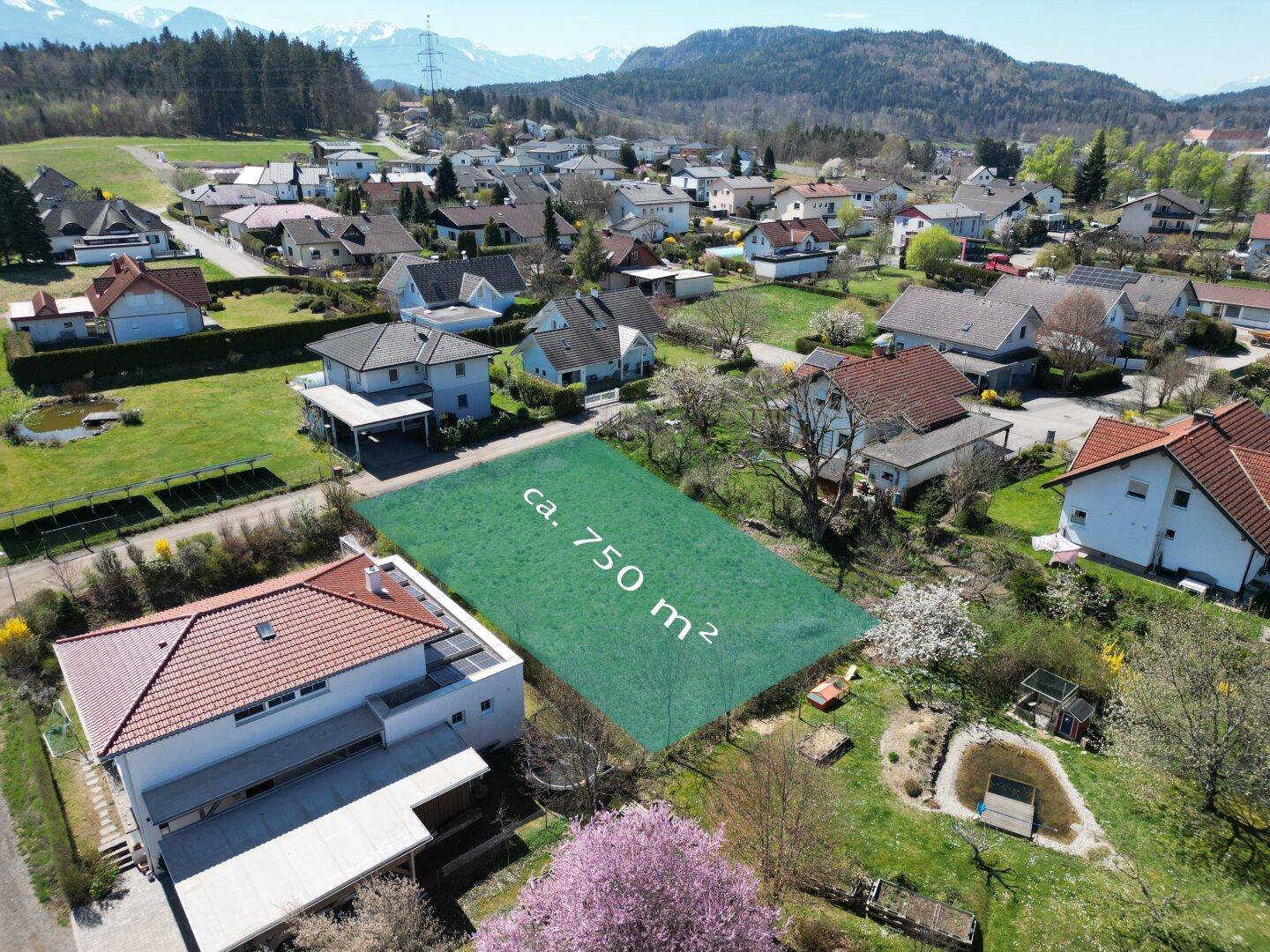 Luftaufnahme eines Grundstücks in einem Wohngebiet mit einer Flächenangabe von ca. 750 m².