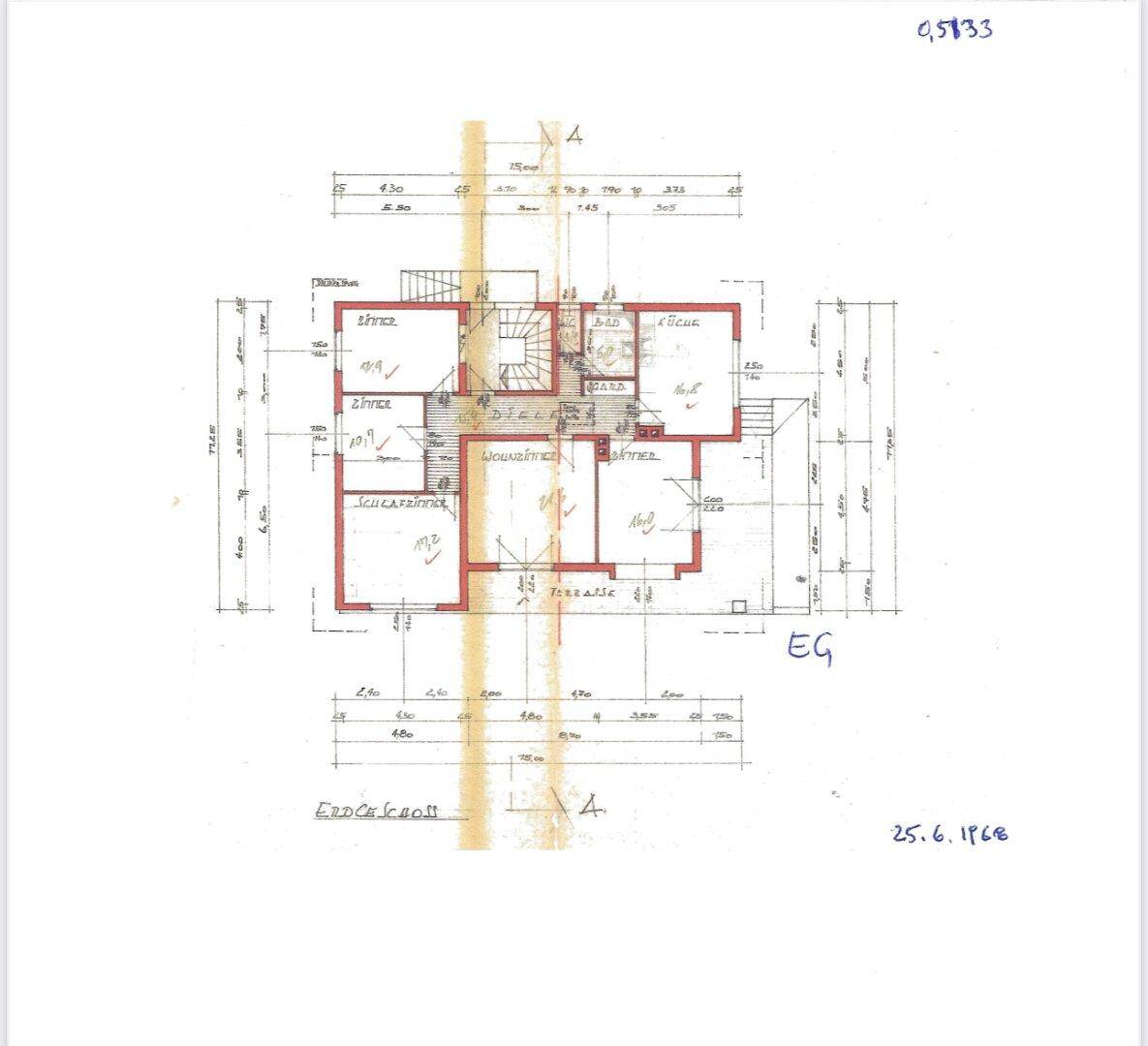 Handgezeichneter Grundriss des Erdgeschosses mit Raumaufteilung und Maßen.