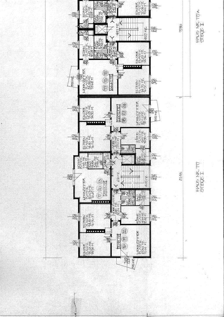 Detaillierter Grundrissplan eines Gebäudes mit mehreren Wohneinheiten und Raumaufteilung.