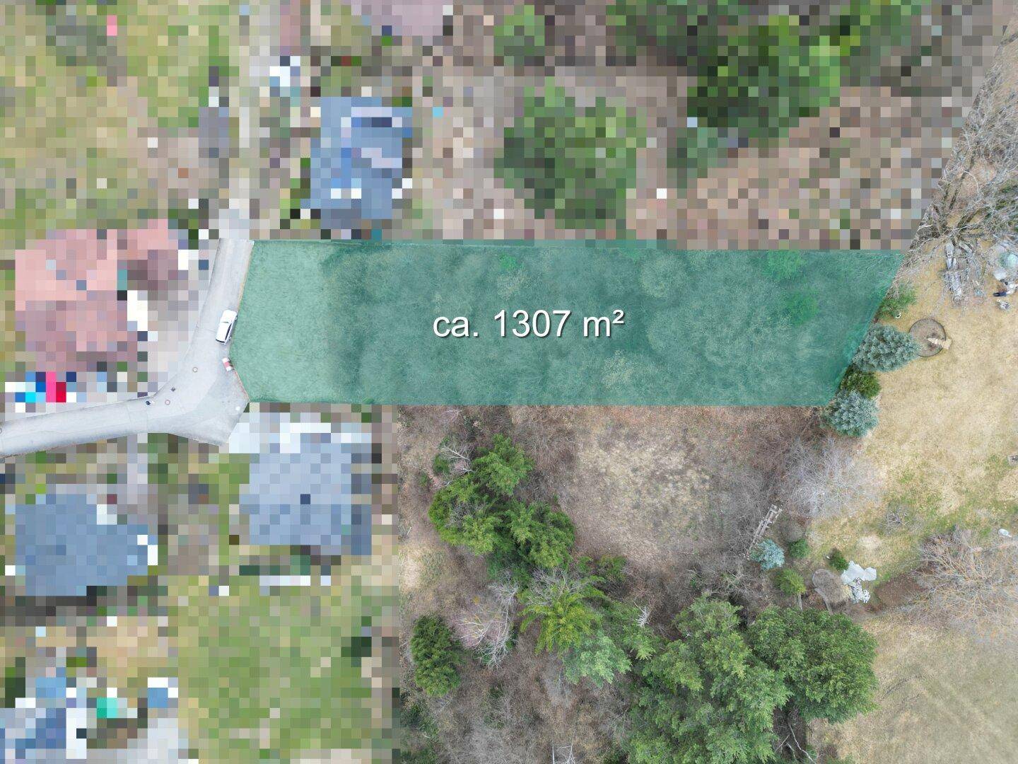 Draufsicht auf ein Grundstück von ca. 1307 m² Größe, umgeben von Wohnbebauung und Straßen.