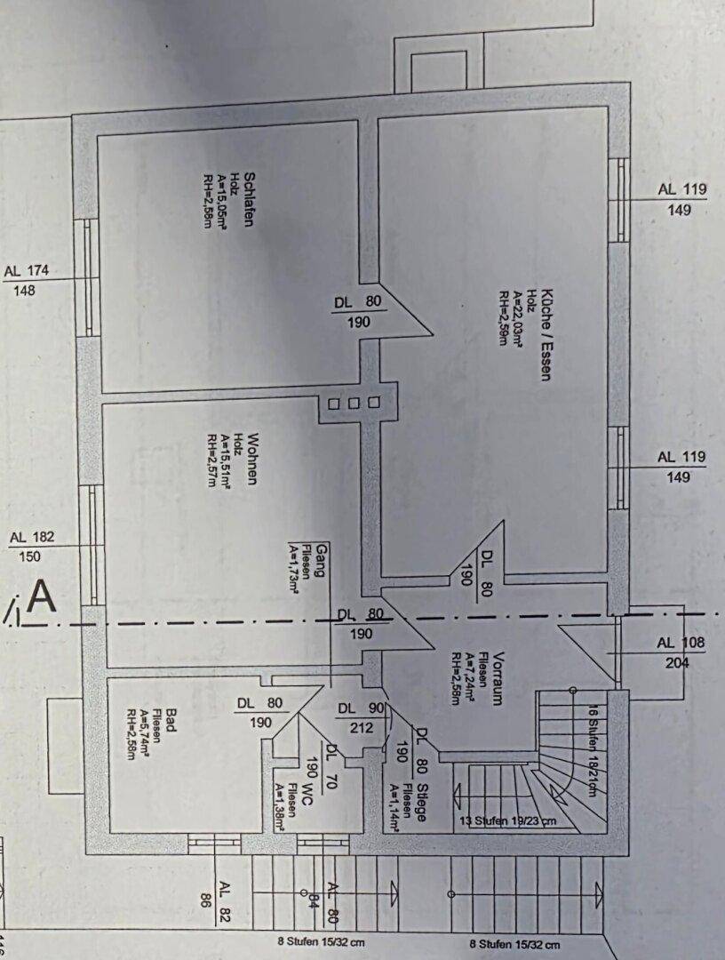 Grundriss des Erdgeschosses mit Küche, Wohnzimmer, Bad und WC.