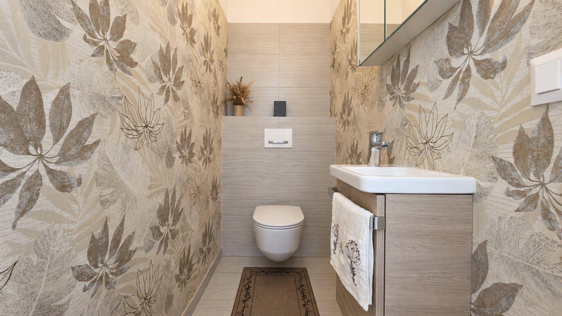 Modernes Gäste-WC mit auffälliger Tapete, wandhängendem WC und Einzelwaschbecken.