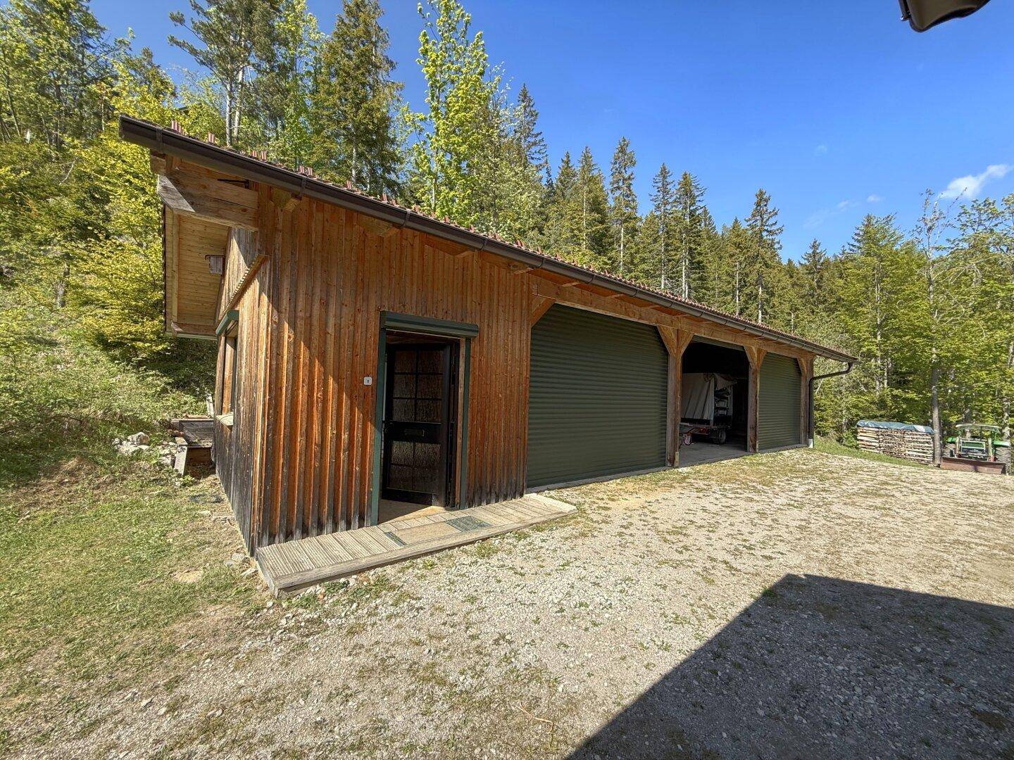 Geräumige Holzgarage mit zwei Stellplätzen und Rolltoren.