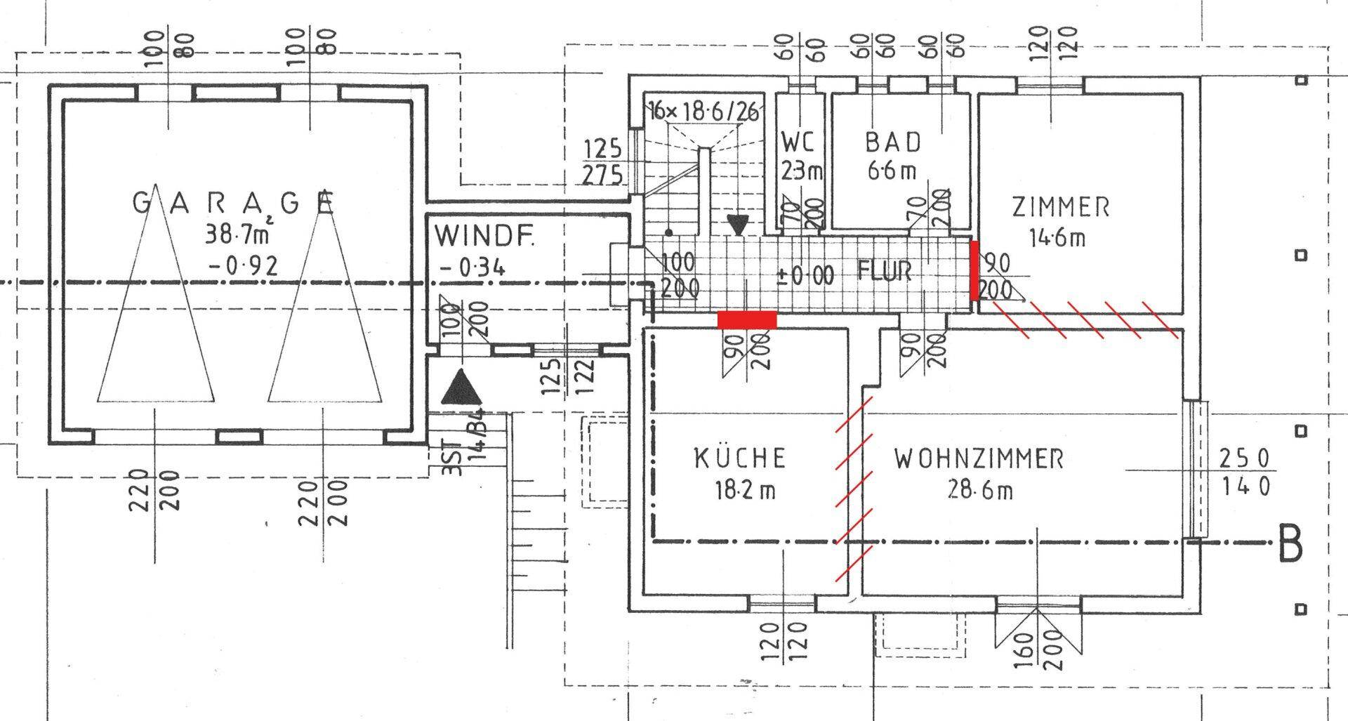 Grundriss des Erdgeschosses mit Garage, Küche, Wohnzimmer und weiteren Räumen.