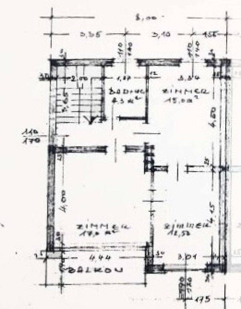 Grundriss des Obergeschosses mit drei Zimmern, Bad und Balkon.