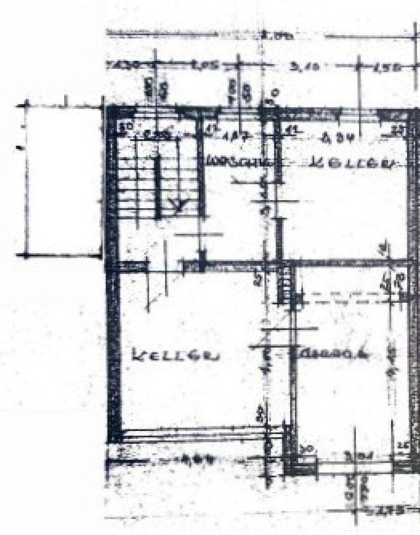 Grundriss des Kellergeschosses mit verschiedenen Abstellräumen und Treppenabgang.