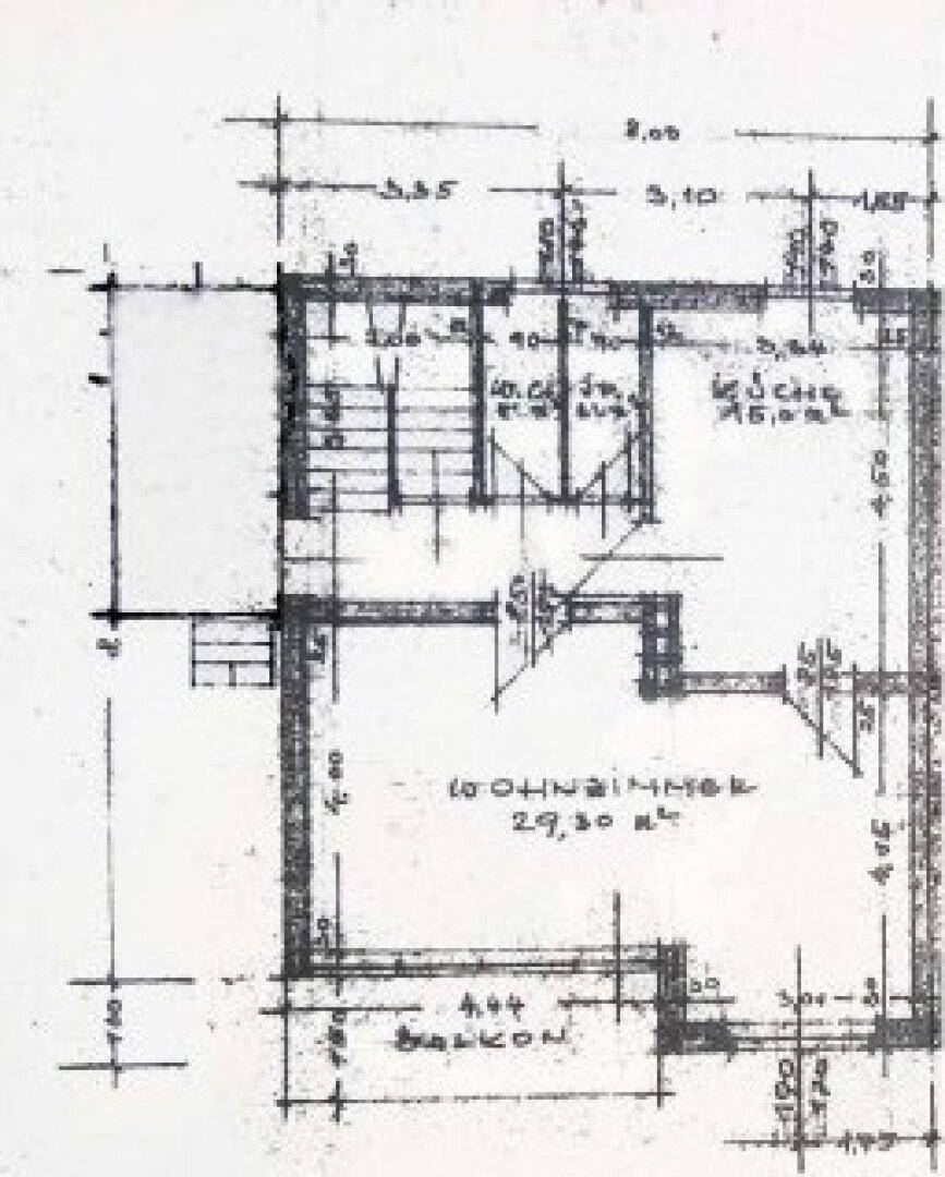 Grundriss des Erdgeschosses mit Wohnzimmer, Küche, Balkon und Treppenaufgang.