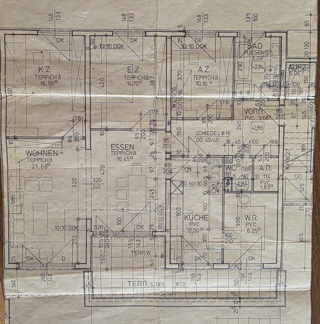 Detaillierter Grundriss der Wohnung mit Raumaufteilung und Terrassenzugang.