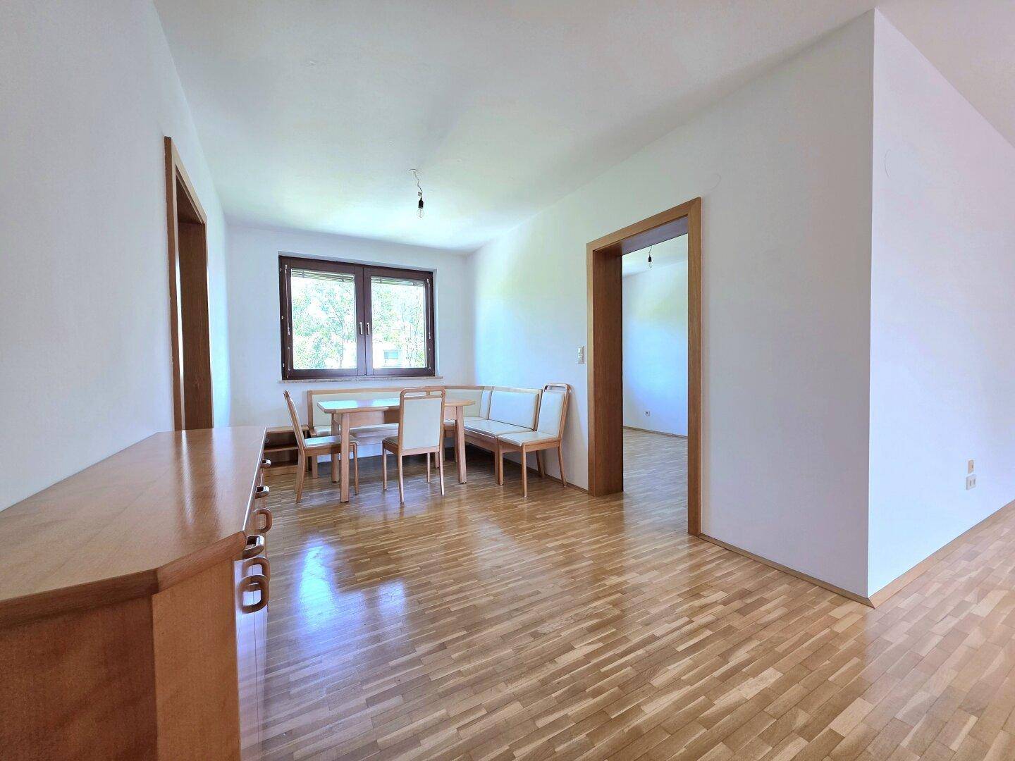 Gemütlicher Essbereich mit Parkettboden, Esstisch und Sitzbank, ideal für Familienmahlzeiten.