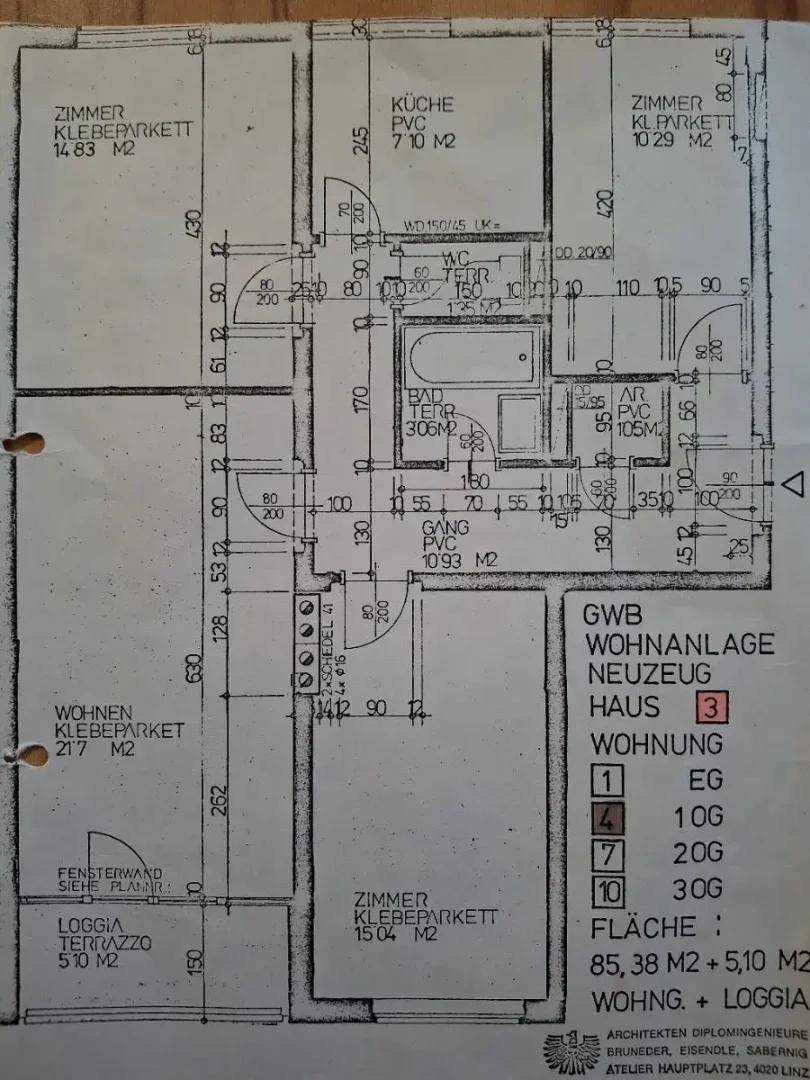 Grundrissplan einer Wohnung mit mehreren Zimmern, separater Küche, Bad, WC und einer Loggia.