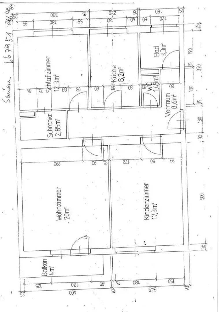 Detaillierter Grundriss einer Wohnung mit drei Zimmern, separater Küche, Bad, WC und Balkon.