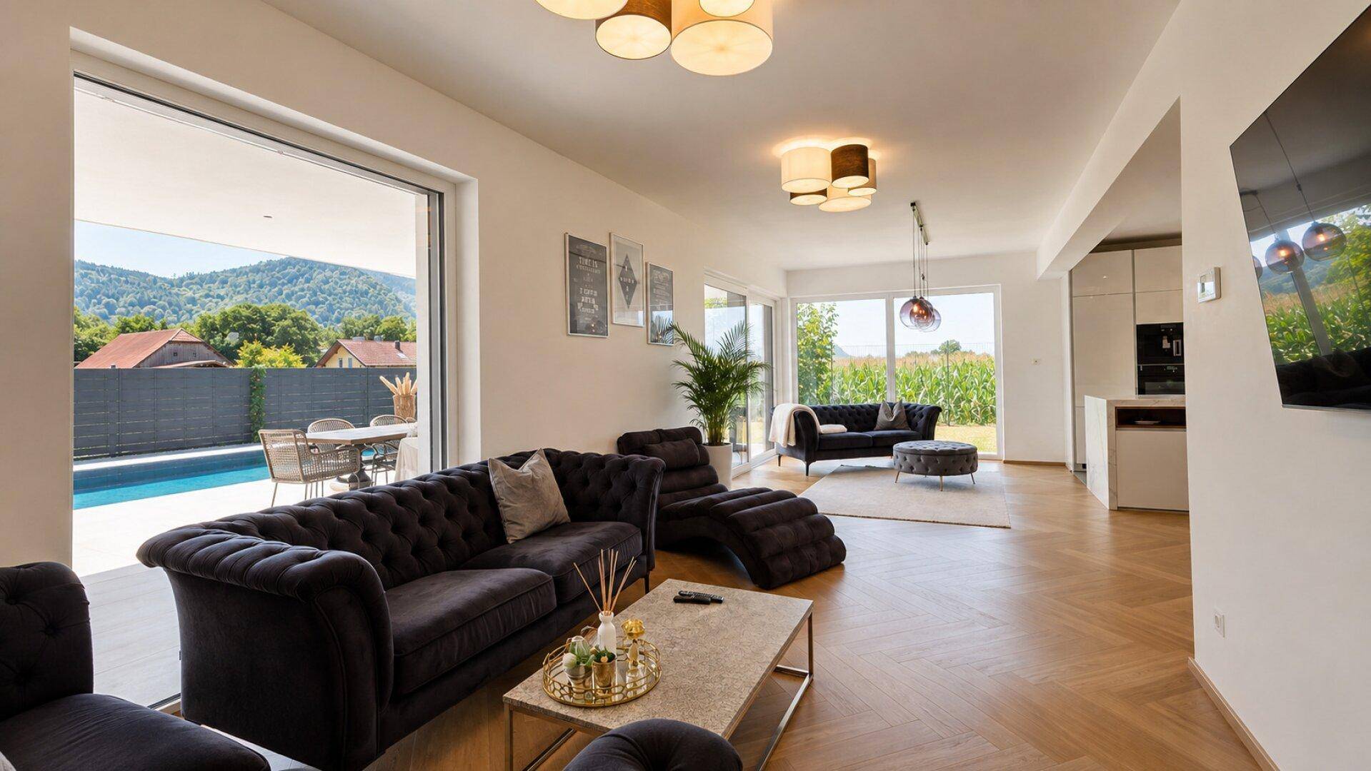 Großzügiges Wohnzimmer mit bequemen Sofas und direktem Zugang zur Terrasse und zum Pool.