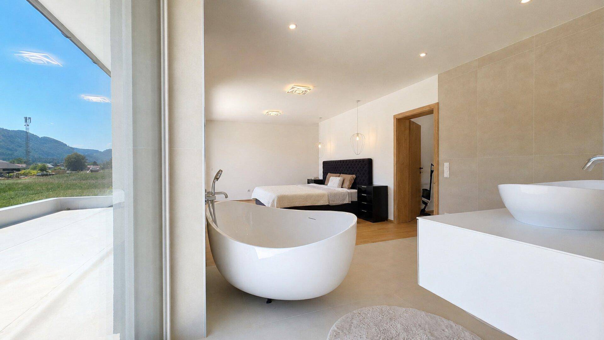 Luxuriöses Badezimmer mit freistehender Badewanne, Doppelwaschbecken und Bergblick.