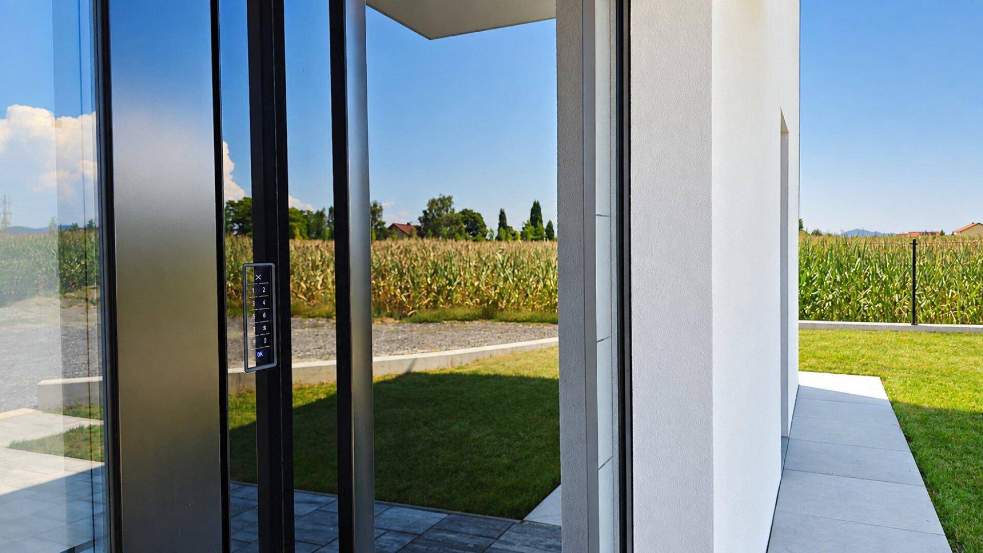 Eingangsbereich des Hauses mit Blick auf den Garten und das angrenzende Maisfeld.