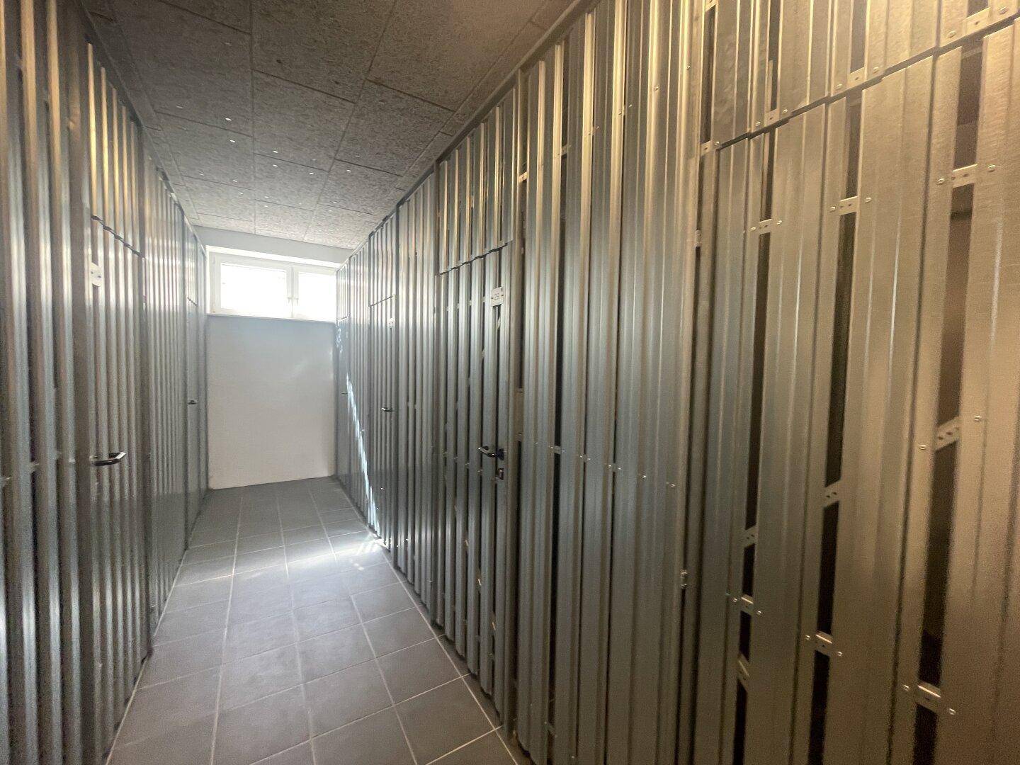 Kellerabteile mit Metallwänden bieten praktischen Stauraum für Bewohner.