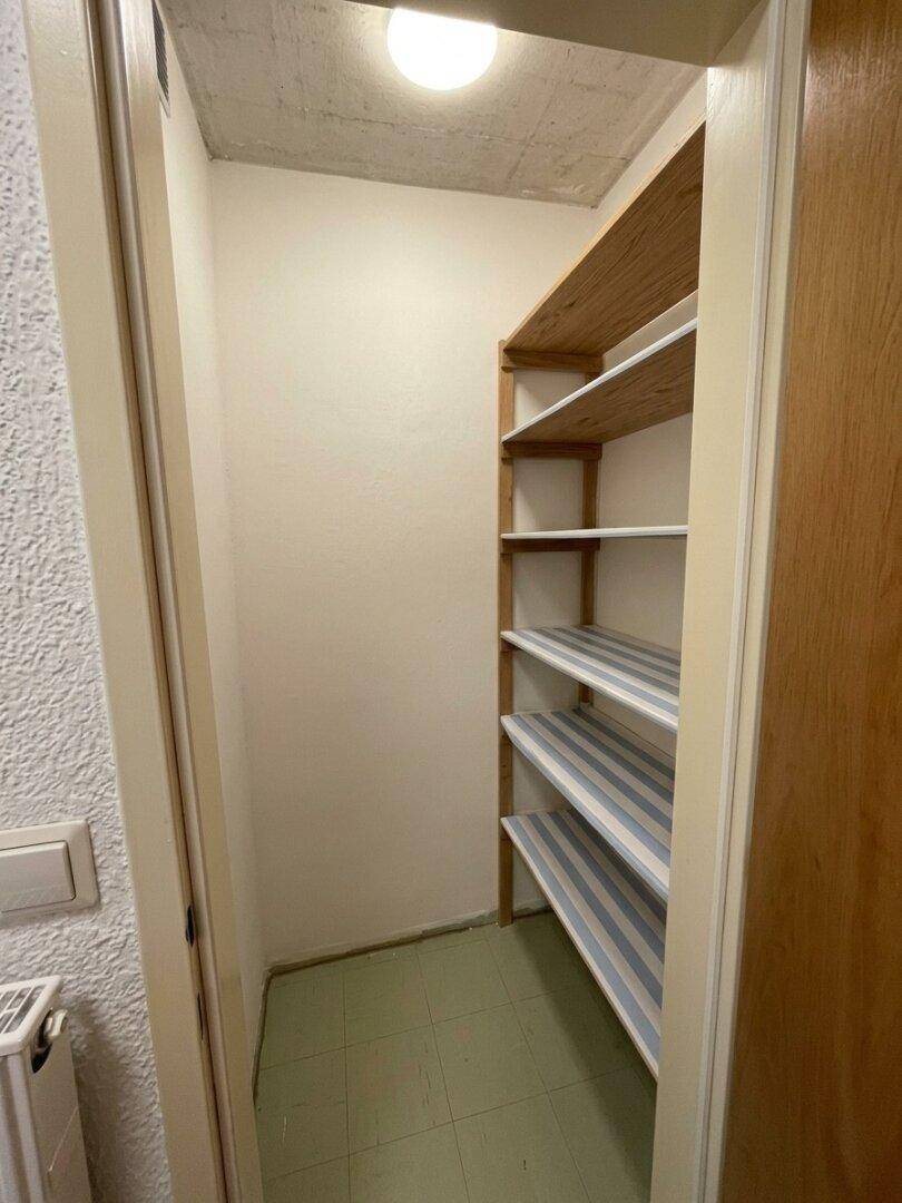 Praktischer Abstellraum mit Regalen für zusätzlichen Stauraum.