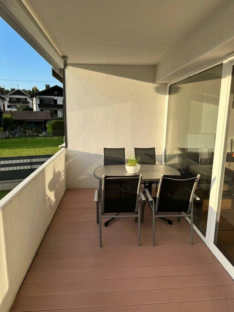 Geräumiger Balkon mit Gartenmöbeln und Blick auf die umliegende Wohngegend.