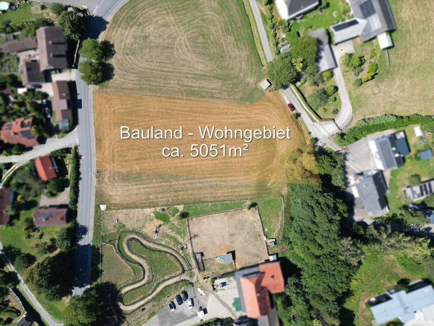 Luftaufnahme eines großen Baugrundstücks in einem Wohngebiet mit Flächenangabe.