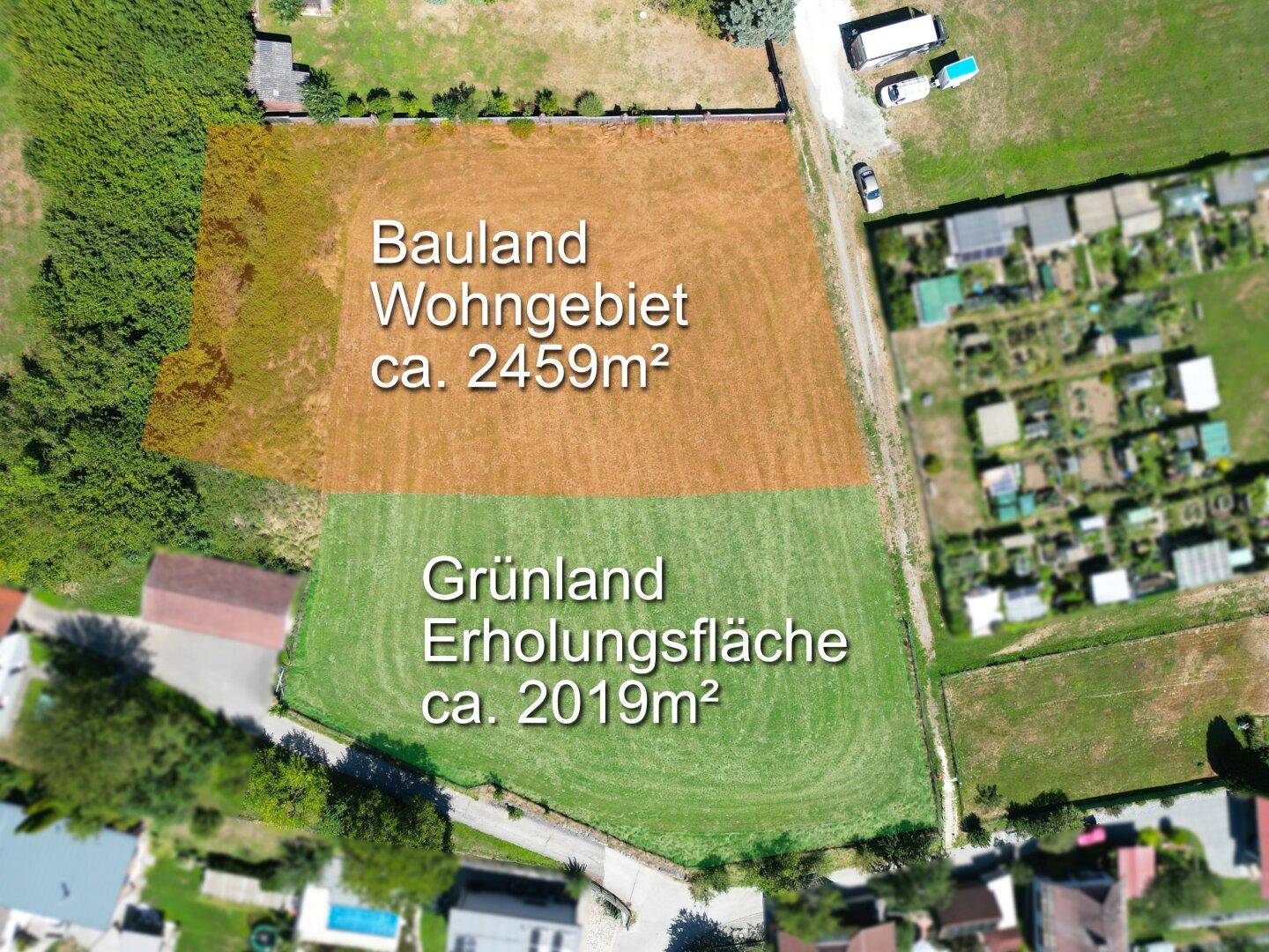 Luftaufnahme eines Grundstücks, aufgeteilt in Bauland und Grünland mit Flächenangaben.