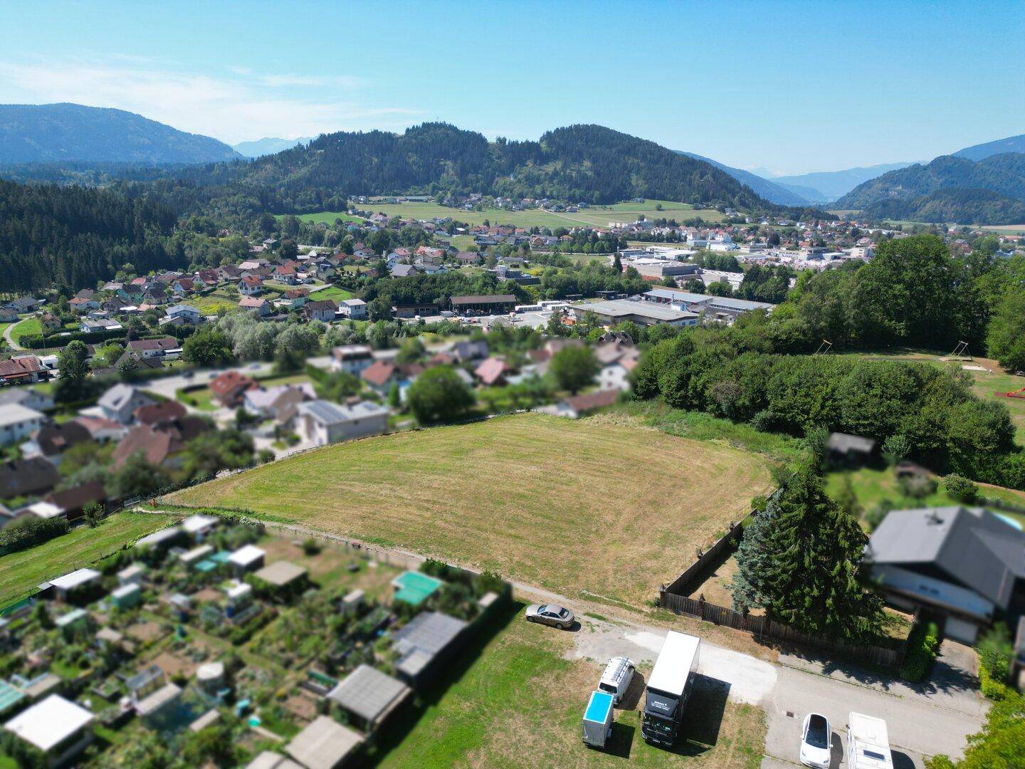 Weitläufiges Grundstück in einer ländlichen Umgebung mit Blick auf die Stadt und Berge.