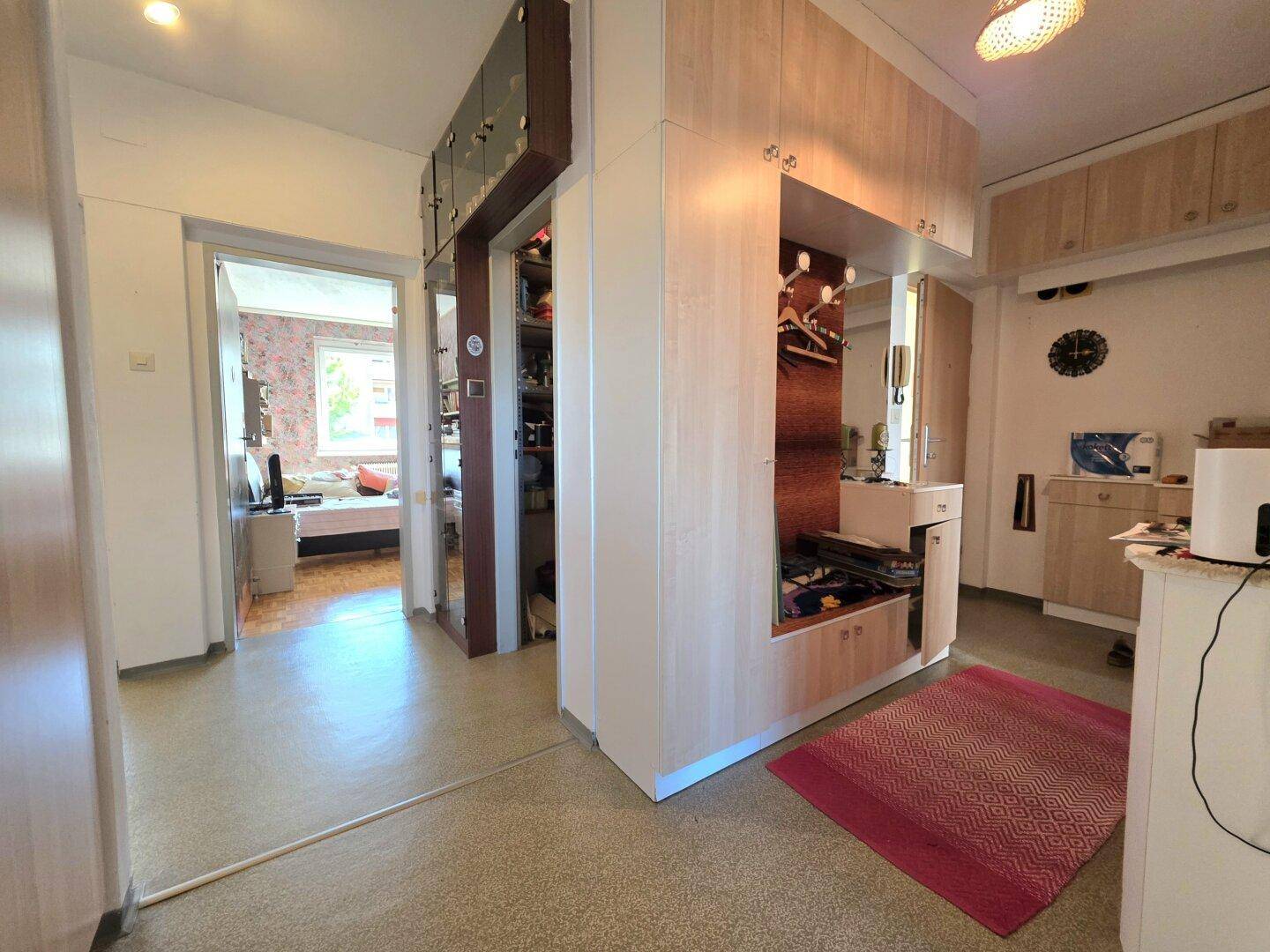 Heller Flur mit Einbauschränken und Zugang zu weiteren Räumen der Wohnung.