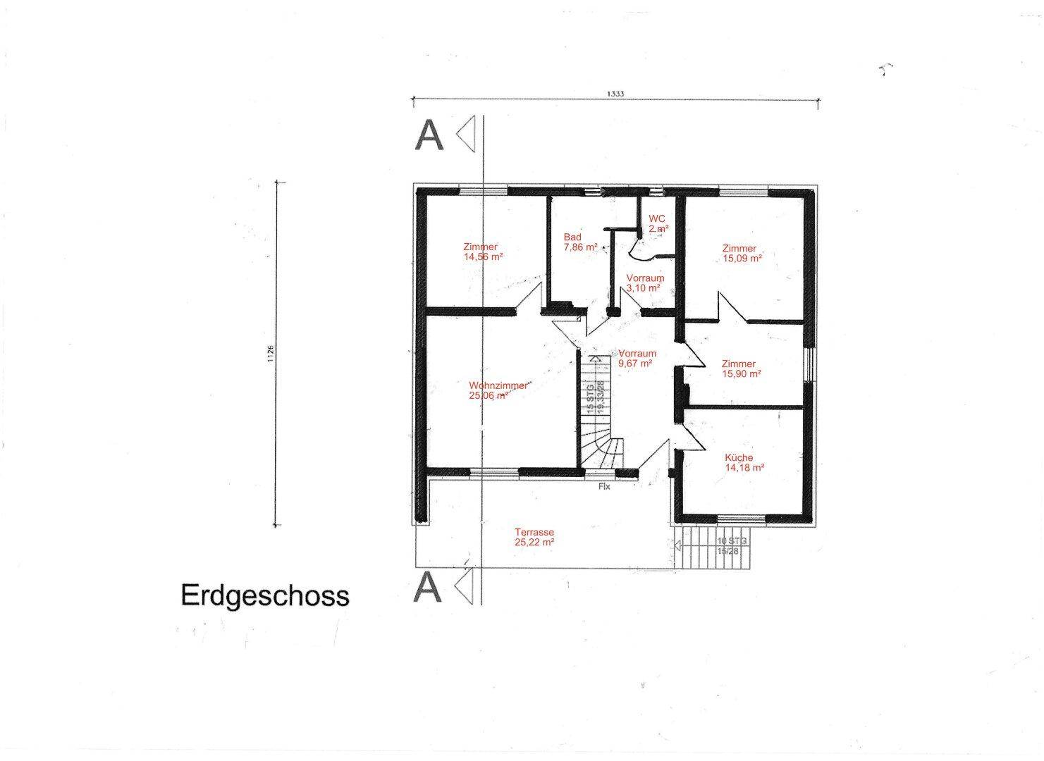 Grundriss des Erdgeschosses mit Wohnzimmer, Küche und Terrasse.