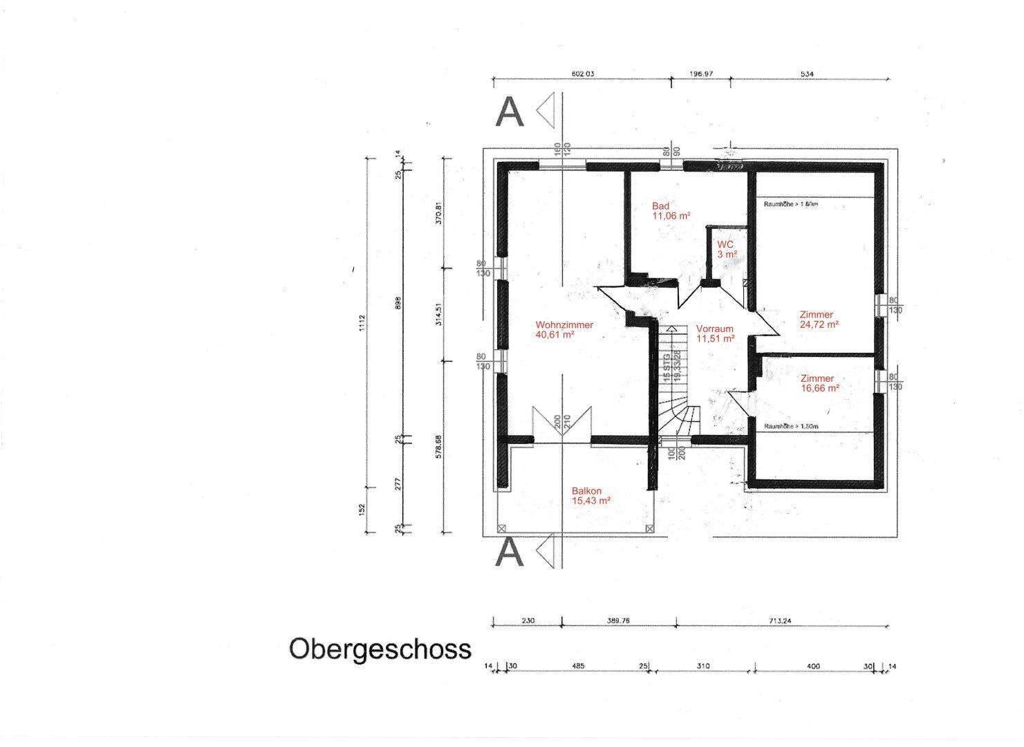 Grundriss des Obergeschosses mit Wohnzimmer, Bad und Balkon.