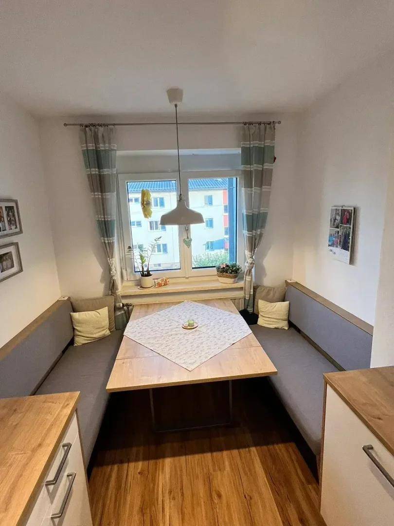 Gemütlicher Essbereich mit Eckbank und Holztisch, ideal für gemeinsame Mahlzeiten.