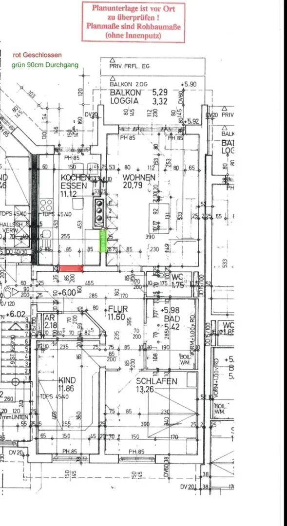 Detaillierter Grundriss einer Wohnung mit Küche, Wohnzimmer, Schlafzimmern und Balkon.