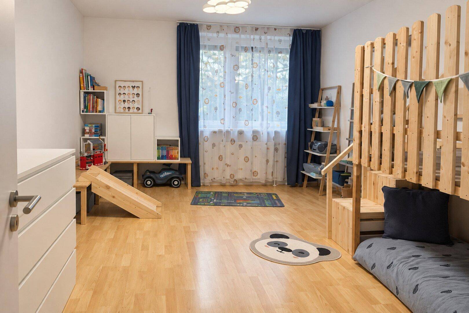 Helles Kinderzimmer mit Spielbereich, Hochbett und viel Platz zum Spielen.