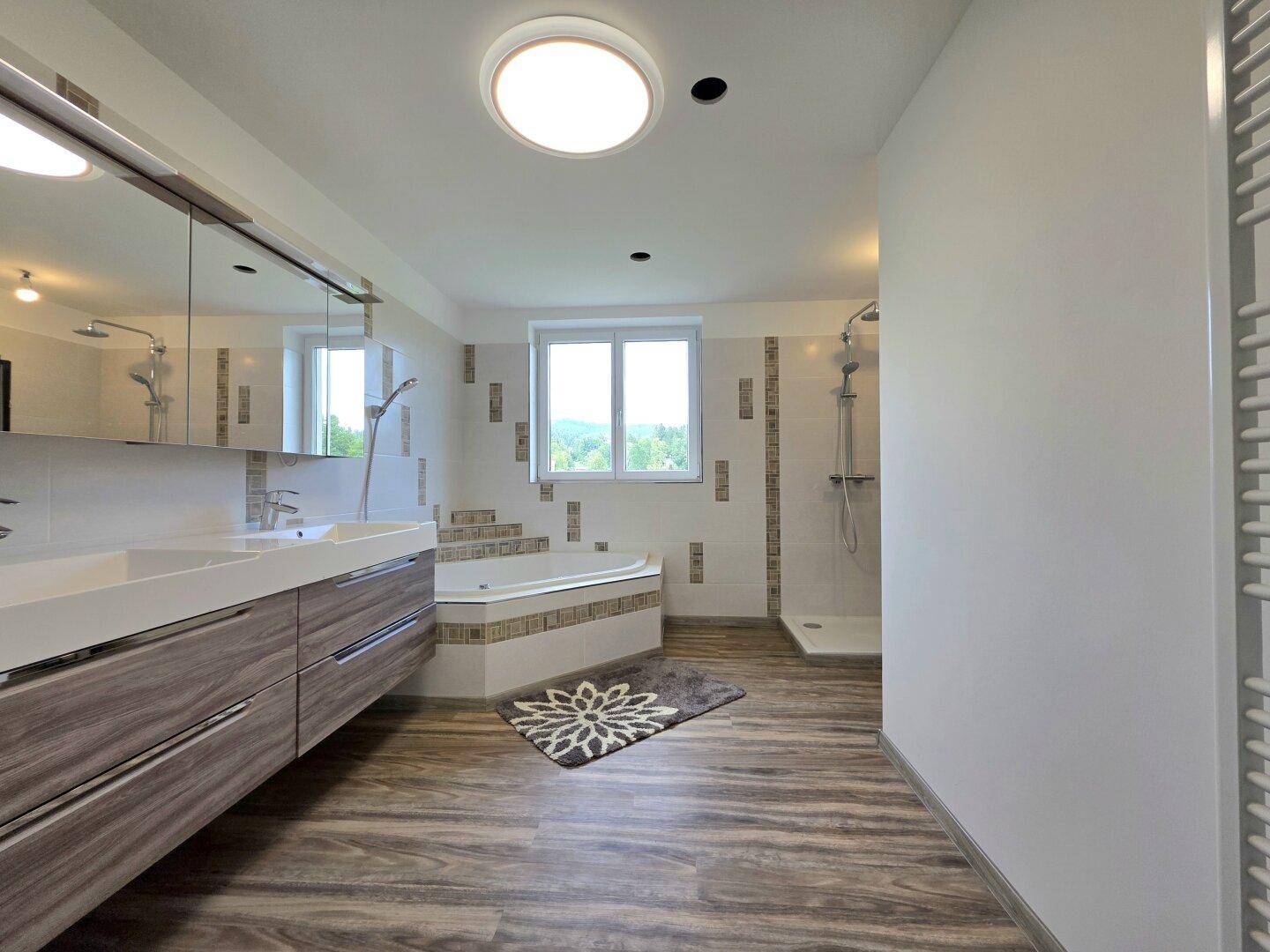 Geräumiges Luxusbad mit Doppelwaschbecken, Eckbadewanne und separater Dusche.