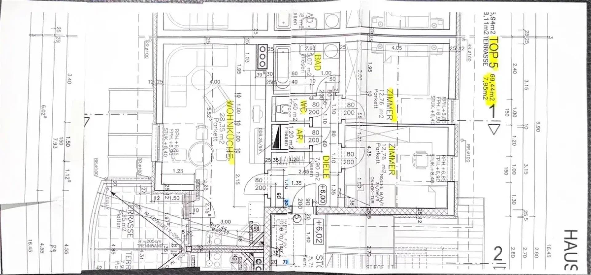 Grundriss einer Wohnung mit offener Wohnküche, Schlafzimmern, Bad und Zugang zur Terrasse.