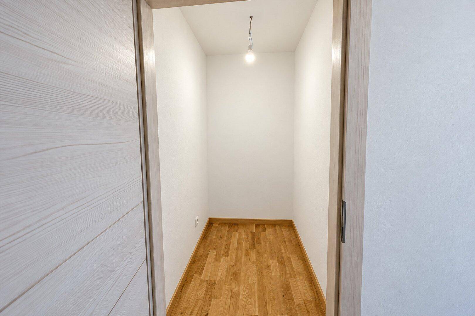 Praktischer Abstellraum mit Parkettboden und ausreichend Platz für Lagerung.