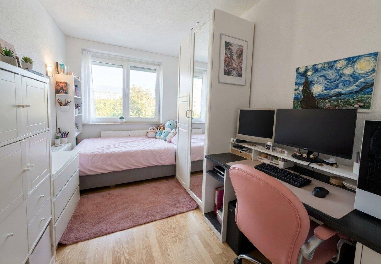 Helles Kinderzimmer mit Bett, Schreibtisch und Stauraum.