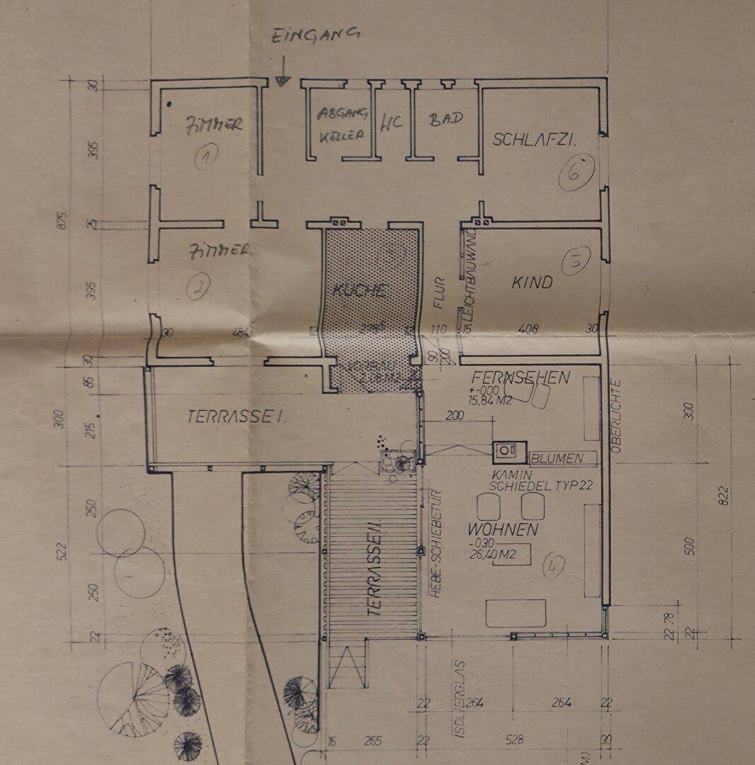 Handgezeichneter Grundriss des Erdgeschosses mit verschiedenen Räumen und Terrassenbereichen.
