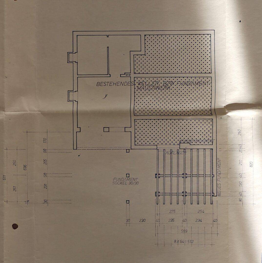 Handgezeichneter Grundriss des Kellergeschosses mit Fundamentdetails und Lagerbereichen.