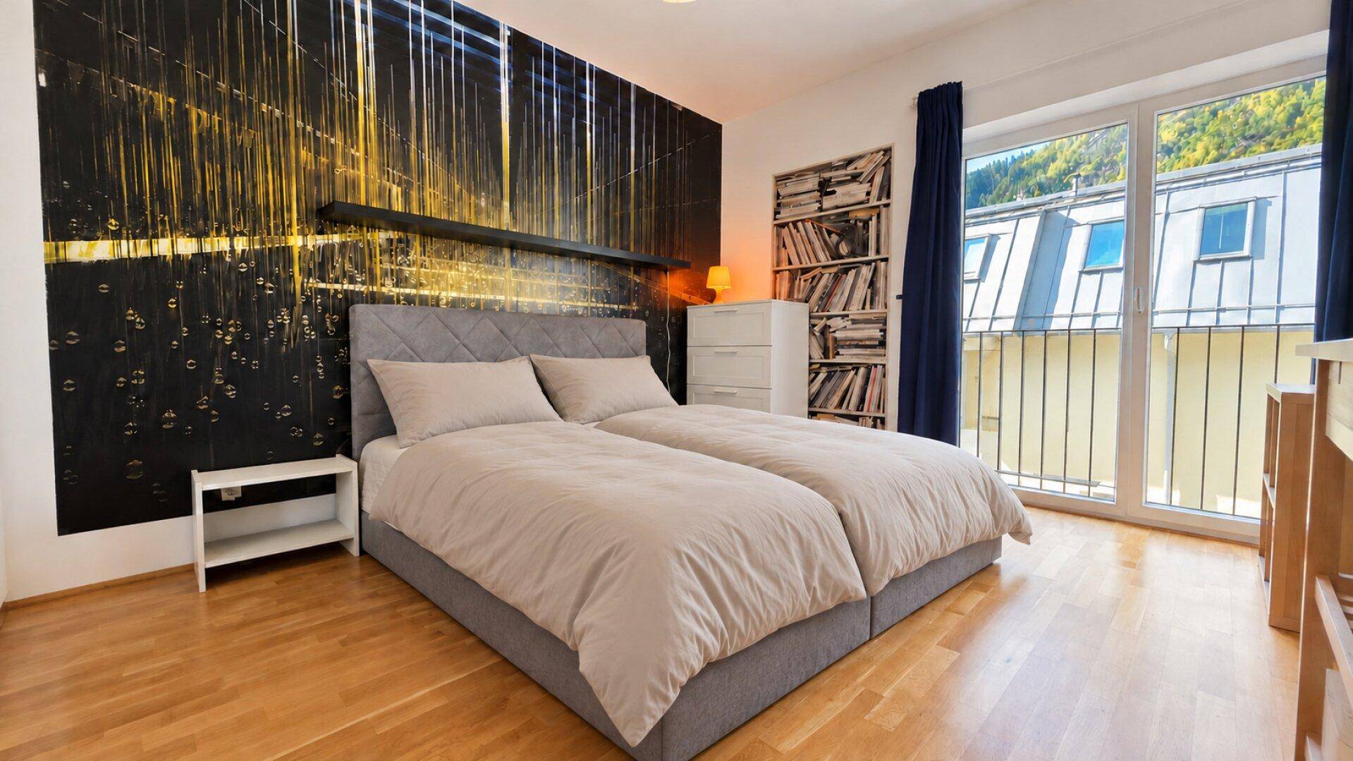 Gemütliches Schlafzimmer mit Doppelbett, Holzboden und großem Fenster mit Bergblick.