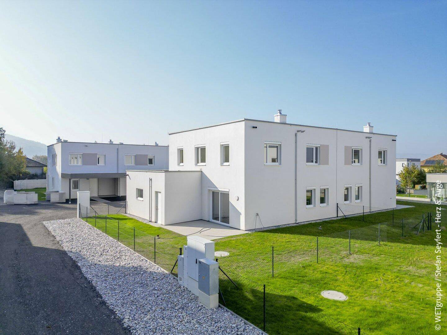 Modernes Reihenhaus mit kleiner Terrasse und privatem Gartenbereich in sonniger Lage.