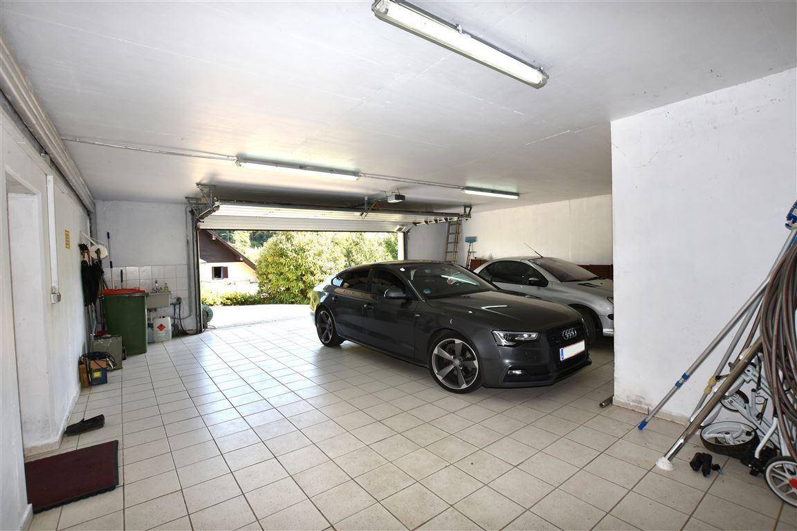 Geräumige Doppelgarage mit Fliesenboden, ausreichend Platz für zwei Fahrzeuge und direktem Zugang.
