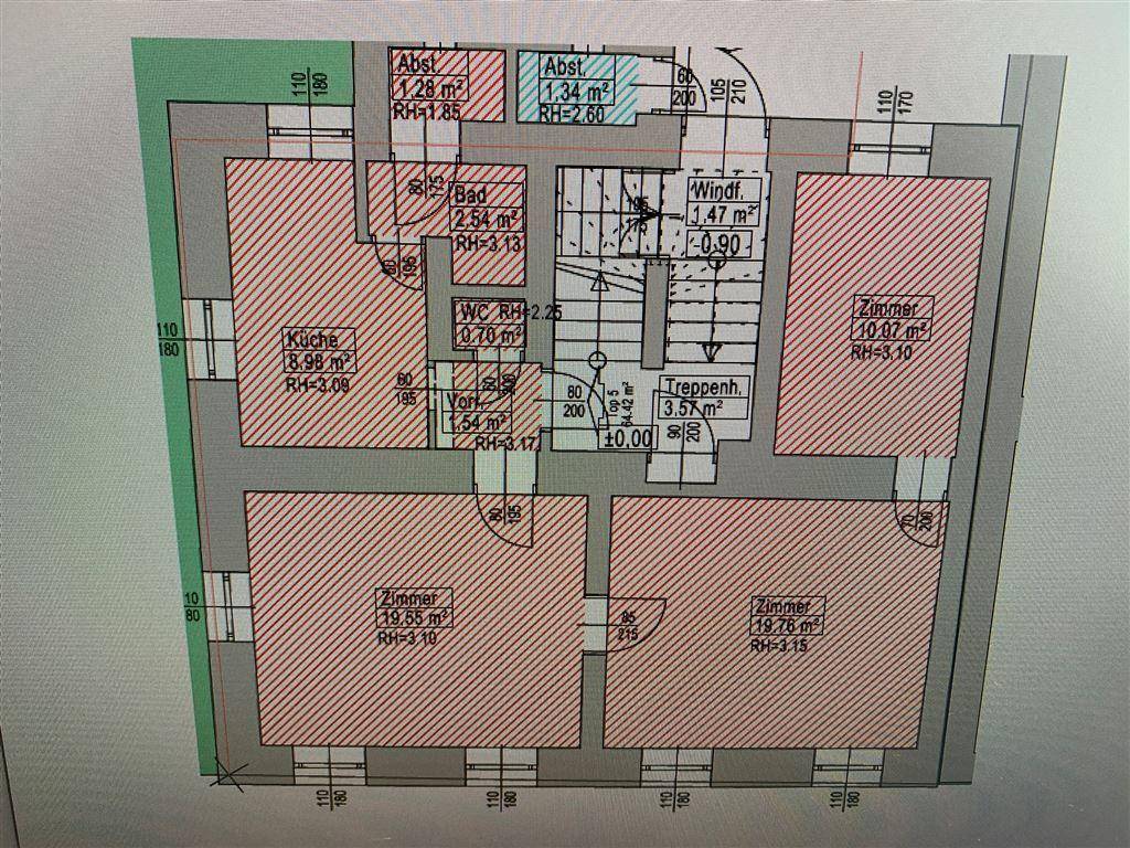 Grundrissplan mit Raumaufteilung, Flächenangaben und Deckenhöhen.