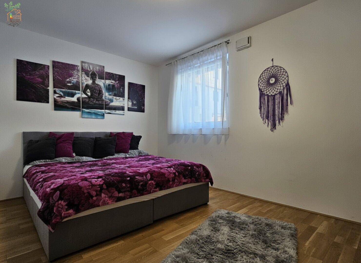 Gemütliches Schlafzimmer mit großem Bett, Holzboden und einem Fenster für natürliches Licht.