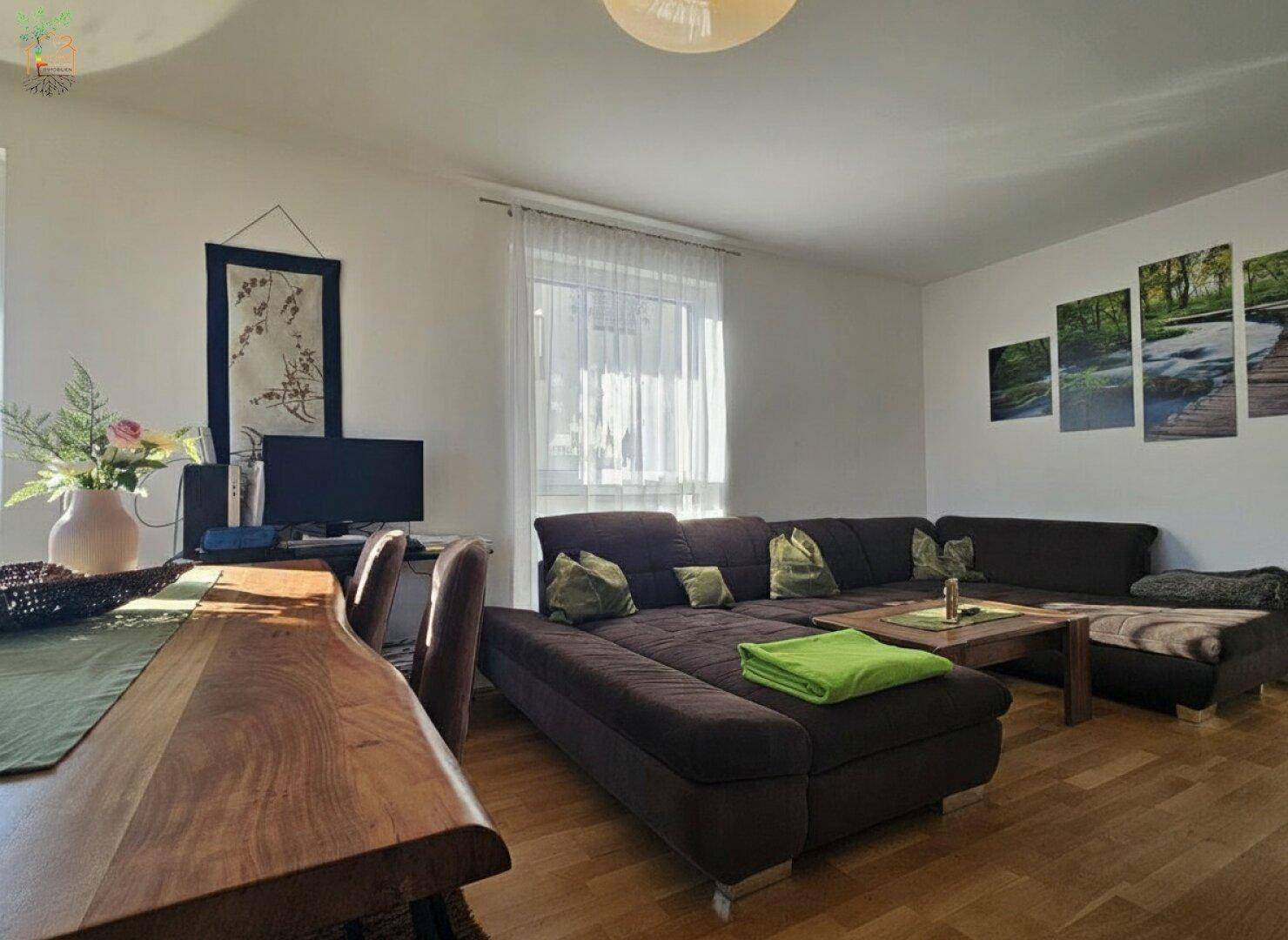 Detailansicht des Wohn- und Essbereichs mit komfortabler Sitzecke und modernem Esstisch.